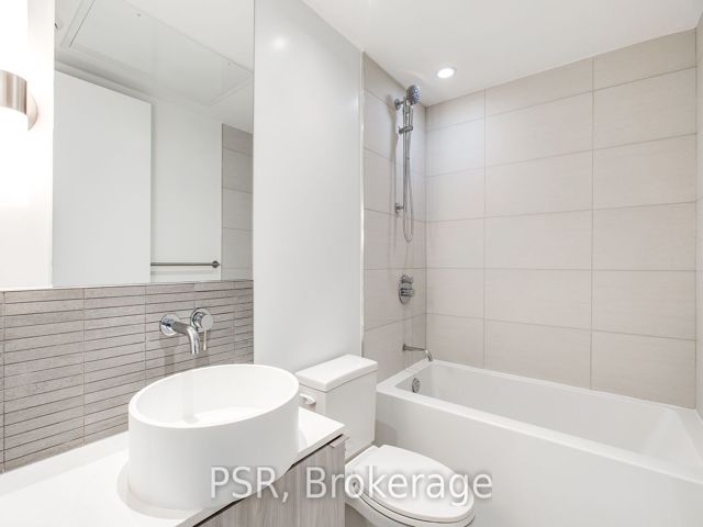 1605 - 161 Roehampton Ave