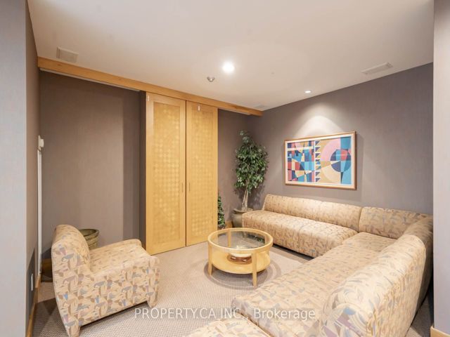 606 - 152 St Patrick St