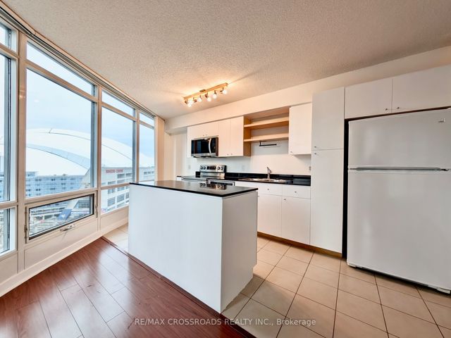 1809 - 373 Front St W