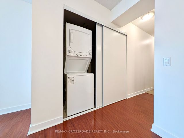 1809 - 373 Front St W