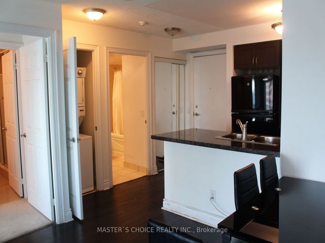 2121 - 25 Greenview Ave