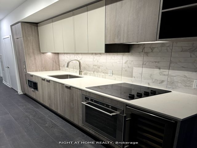 320 - 2020 Bathurst St