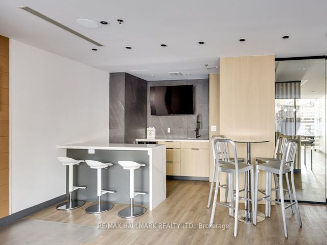 608 - 285 Mutual St
