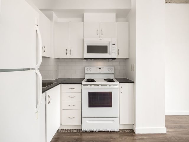 608 - 285 Mutual St
