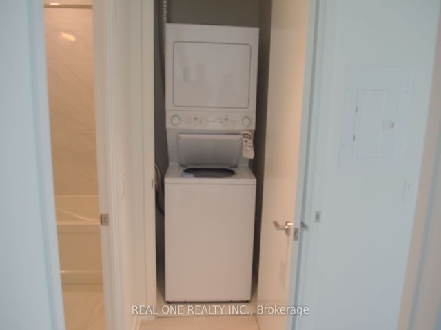 1805 - 15 Queens Quay E