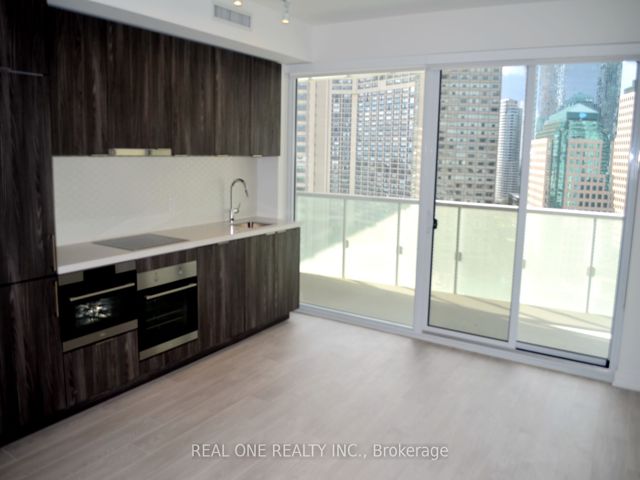 1805 - 15 Queens Quay E