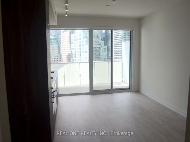 1805 - 15 Queens Quay E