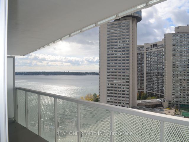 1805 - 15 Queens Quay E