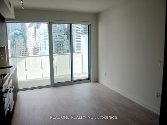 1805 - 15 Queens Quay E
