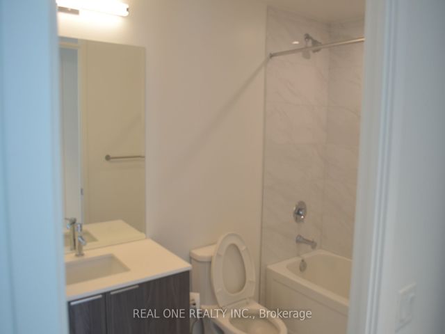1805 - 15 Queens Quay E