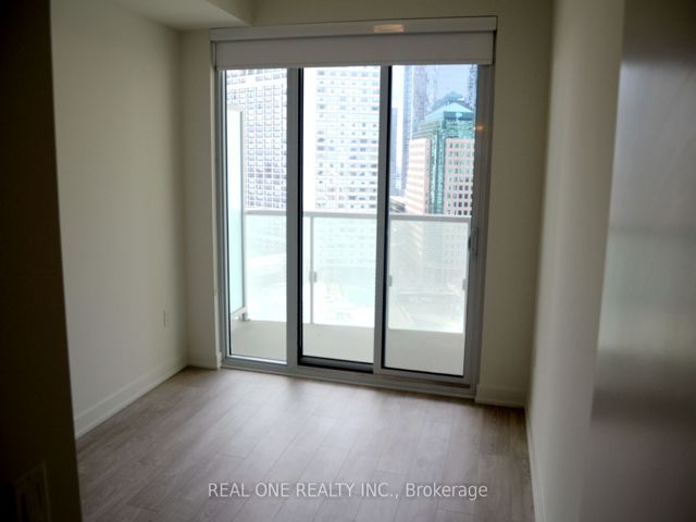 1805 - 15 Queens Quay E