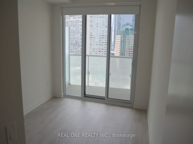 1805 - 15 Queens Quay E