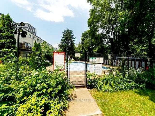 210 - 5877 Bathurst St