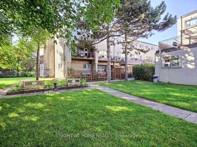 210 - 5877 Bathurst St