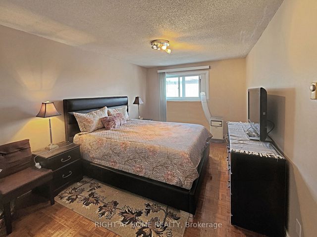 210 - 5877 Bathurst St