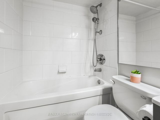 211 - 481 Rosewell Ave