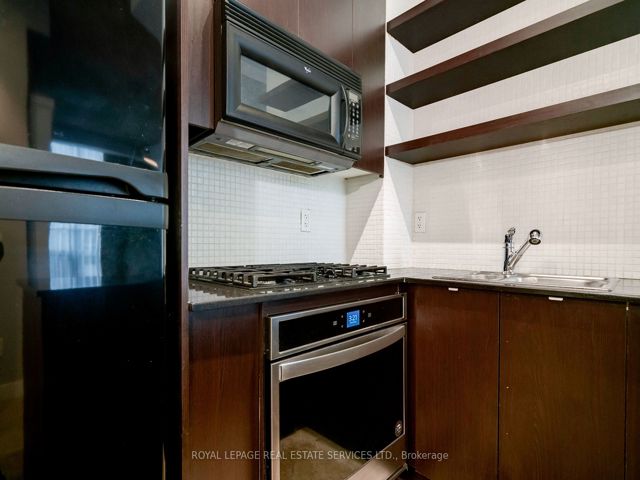 409 - 23 Brant St