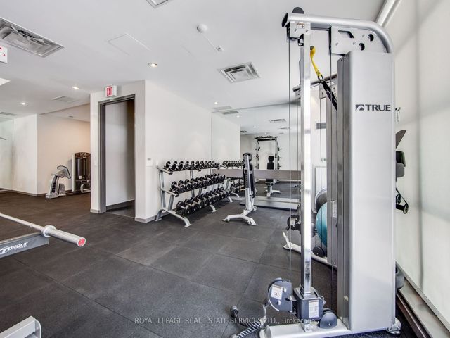 409 - 23 Brant St