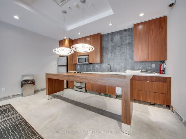 409 - 23 Brant St