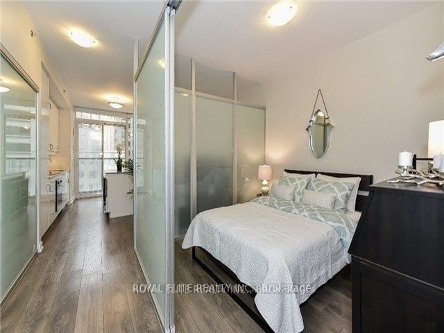 809 - 426 University Ave