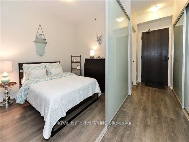 809 - 426 University Ave