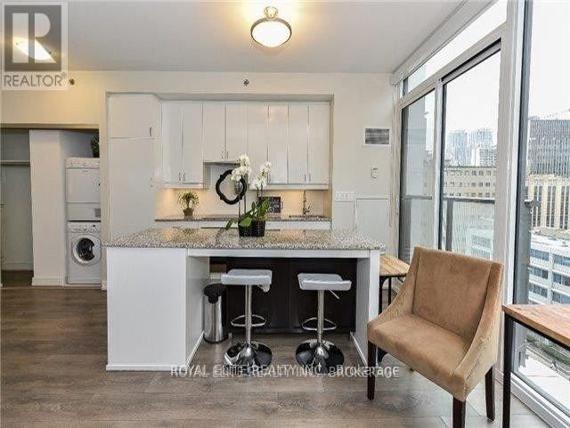 809 - 426 University Ave