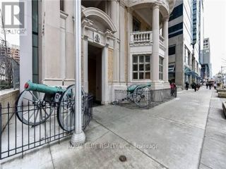 809 - 426 University Ave