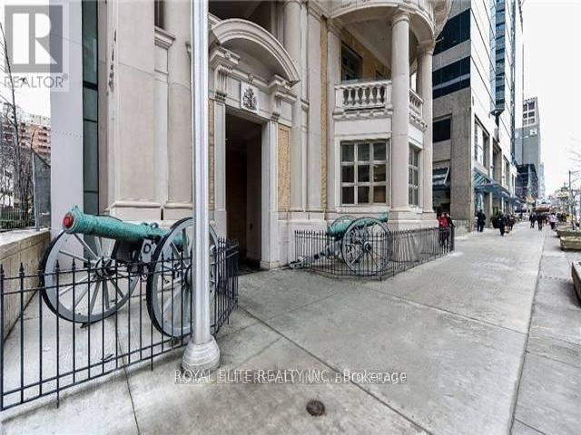 809 - 426 University Ave