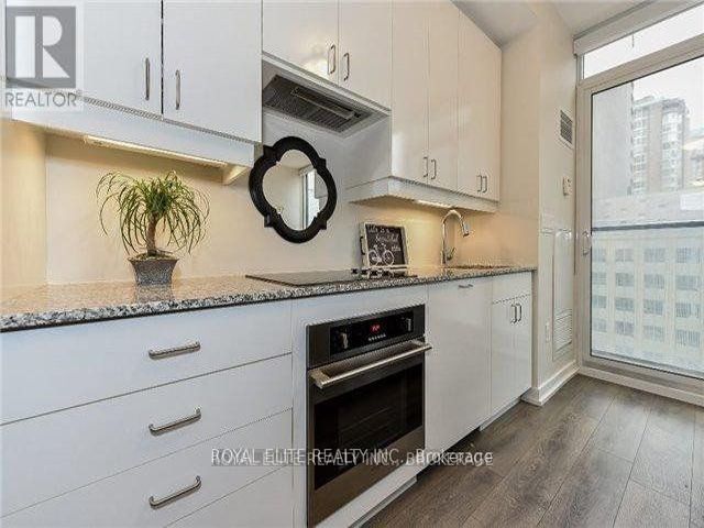 809 - 426 University Ave