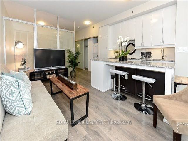 809 - 426 University Ave