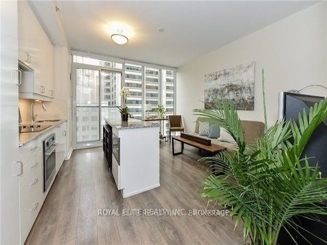 809 - 426 University Ave