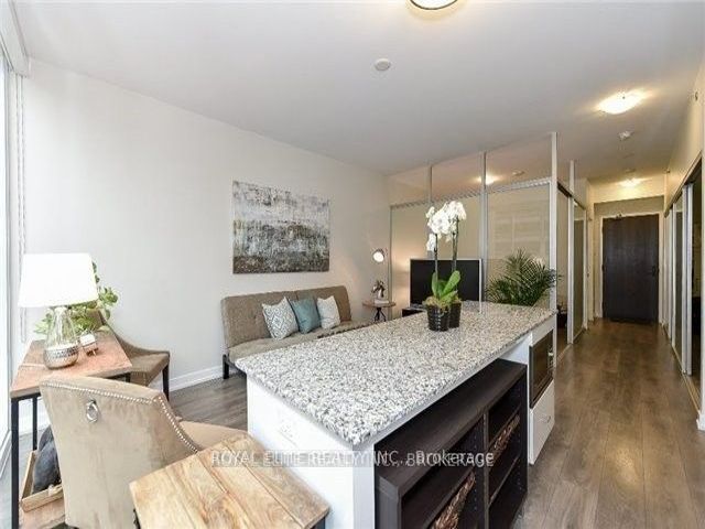 809 - 426 University Ave