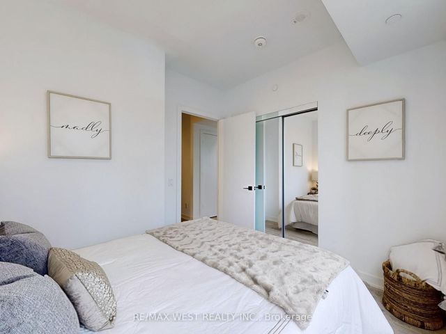 3106 - 327 King St W