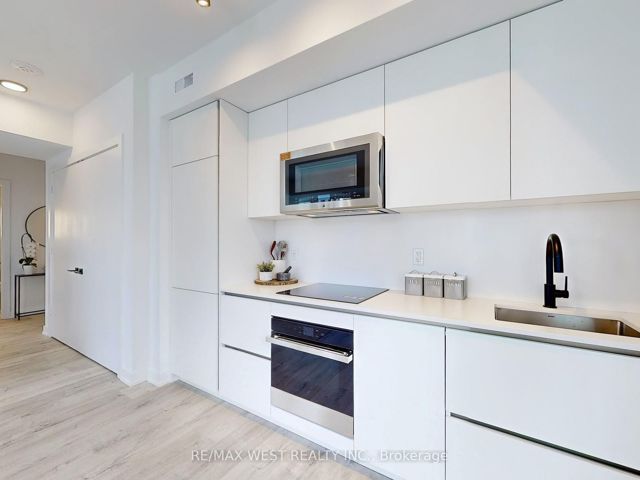 3106 - 327 King St W