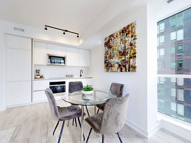 3106 - 327 King St W