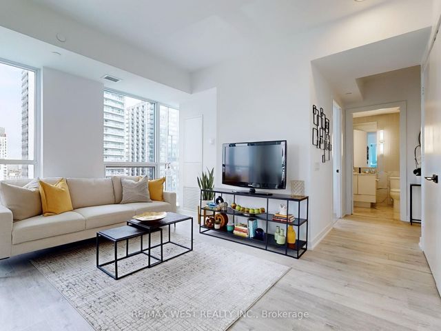 3106 - 327 King St W