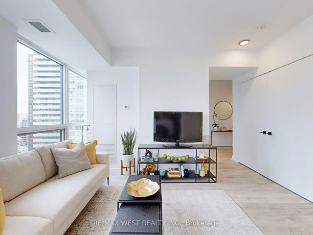 3106 - 327 King St W