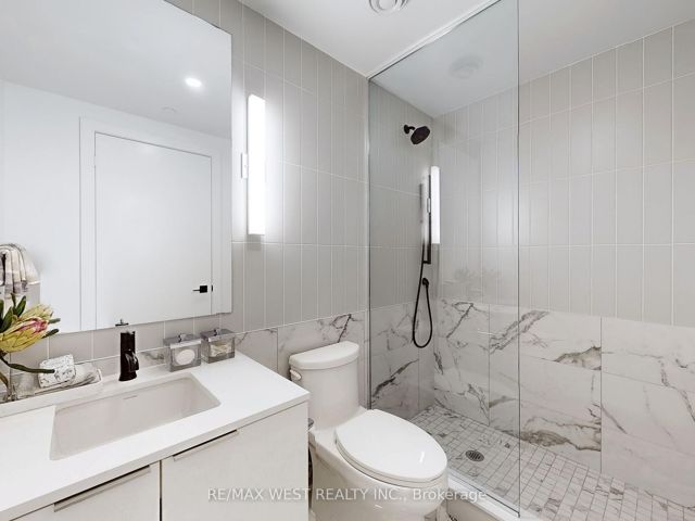 3106 - 327 King St W