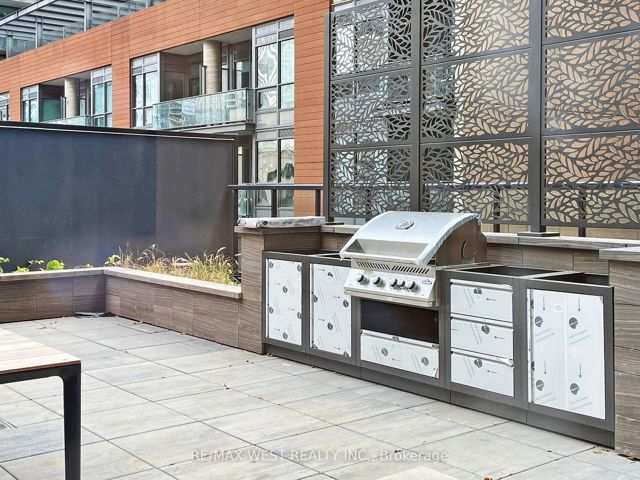 3106 - 327 King St W