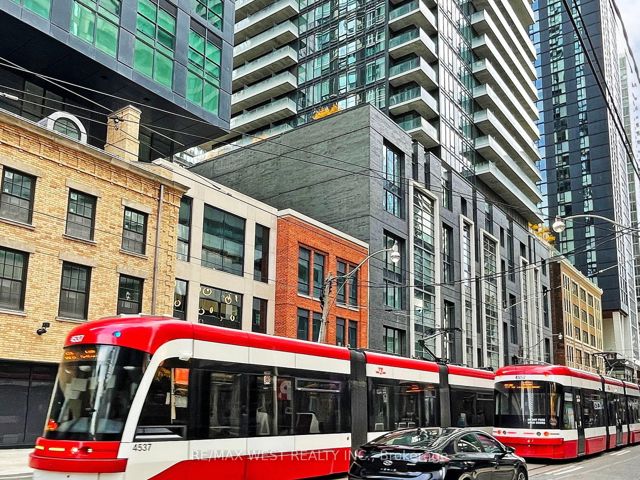 3106 - 327 King St W