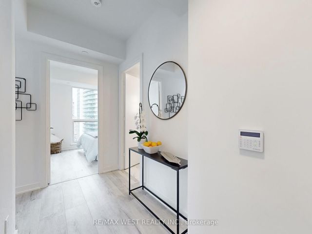 3106 - 327 King St W