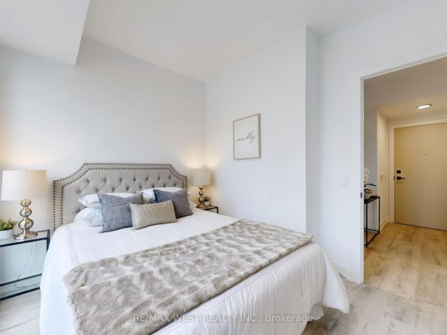 3106 - 327 King St W