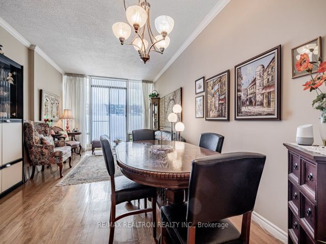 104 - 30 Fashion Roseway