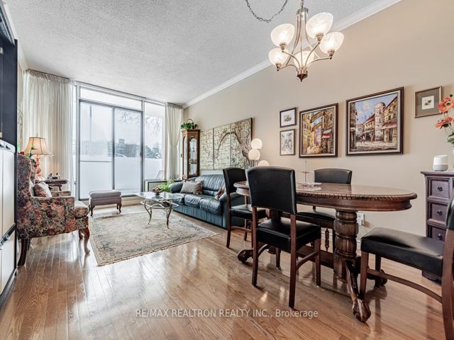 104 - 30 Fashion Roseway