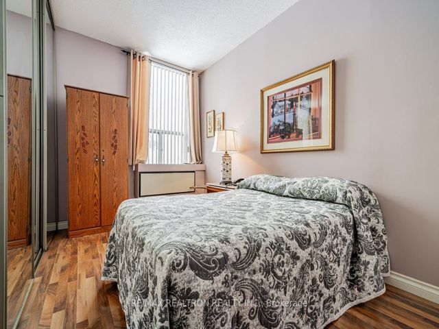 104 - 30 Fashion Roseway