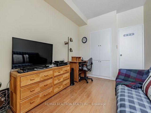 104 - 30 Fashion Roseway