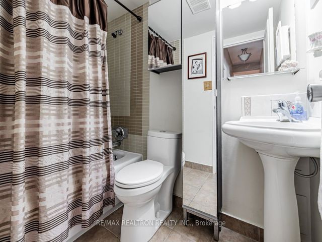 104 - 30 Fashion Roseway