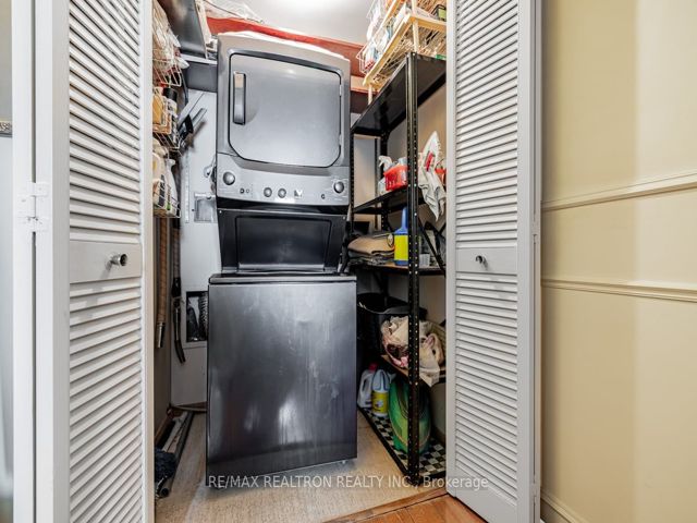 104 - 30 Fashion Roseway