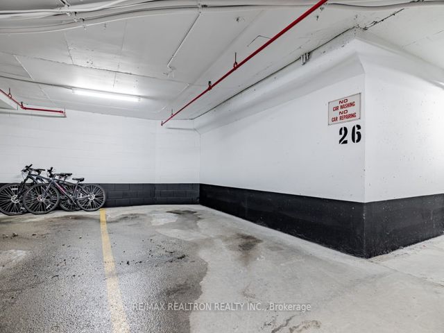 104 - 30 Fashion Roseway