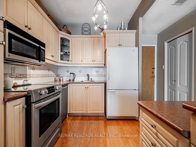 104 - 30 Fashion Roseway
